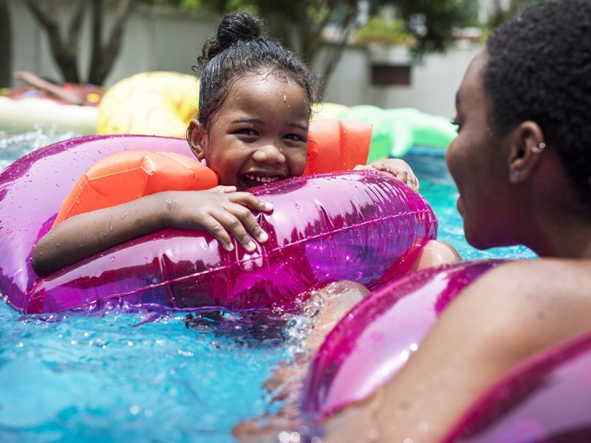 child-mother-playing-in-pool